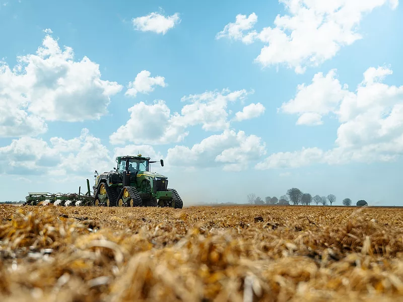 Planting_corn_tractor_John_Deere.jpg