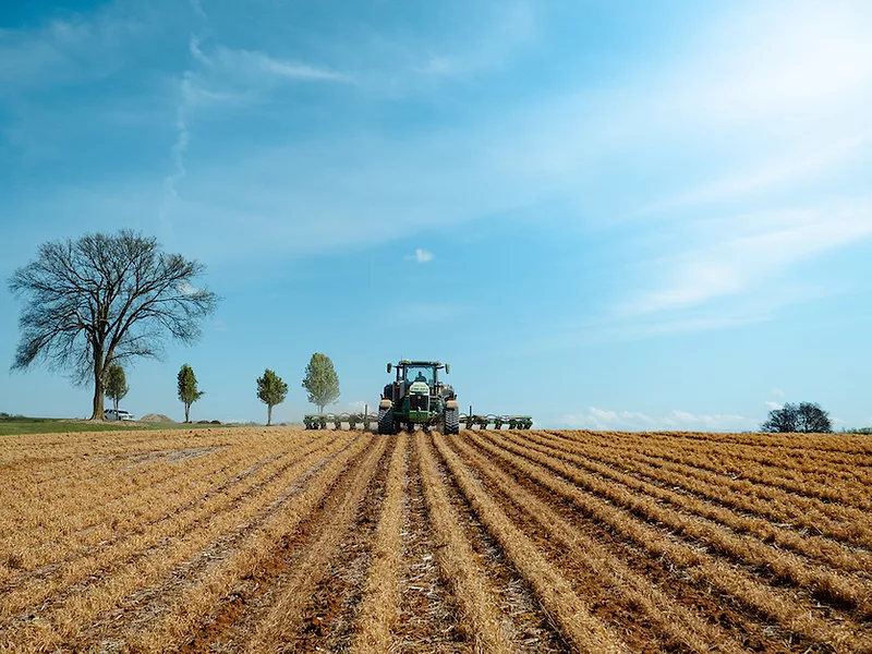 Planting_corn_tractor_John_Deere_2.jpg