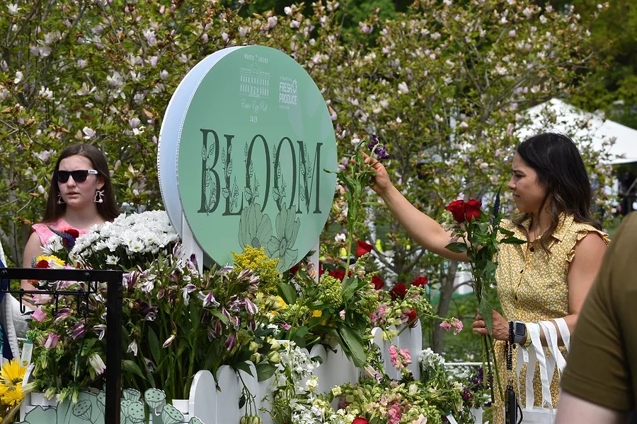 Visitors to the International Fresh Produce Association booth could arrange their own bouquets.jpg