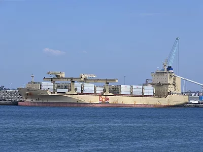 Dole-container-ship-in-San-Diego-harbor.JPG