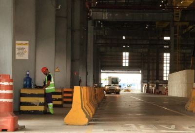 Worker-at-Santos-port-agri-pulse-photo-OW-feb2026.jpg