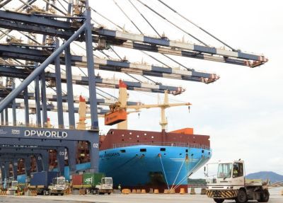 workers-load-container-ship-Santos-agri-pulse-photo-feb2026.jpg