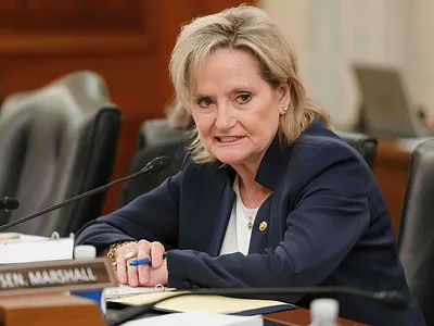 Cindy-Hyde-Smith-Office-photo.jpg