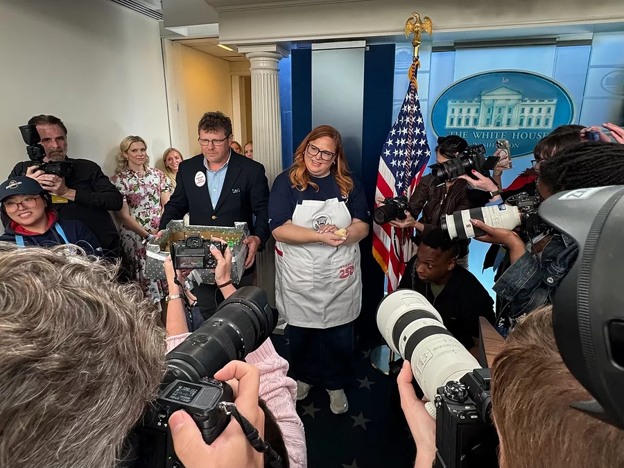 The press cover chicks in the White House biefing room..jpg
