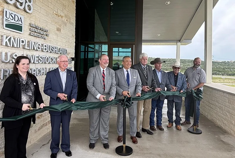 ribbon-cutting-1 kniplingbushland.jpg