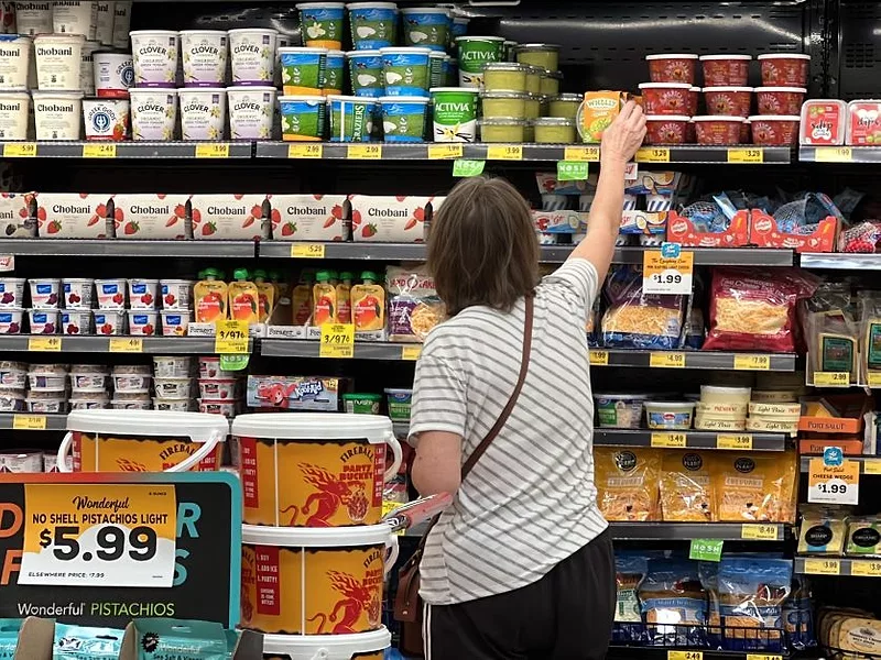 Customer-grocery-store-AP.jpg