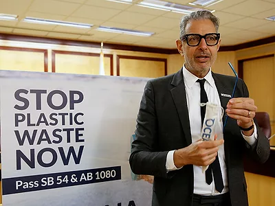 AP-OCT-2025-JEFF-GOLDBLUM-PLASTIC.jpg