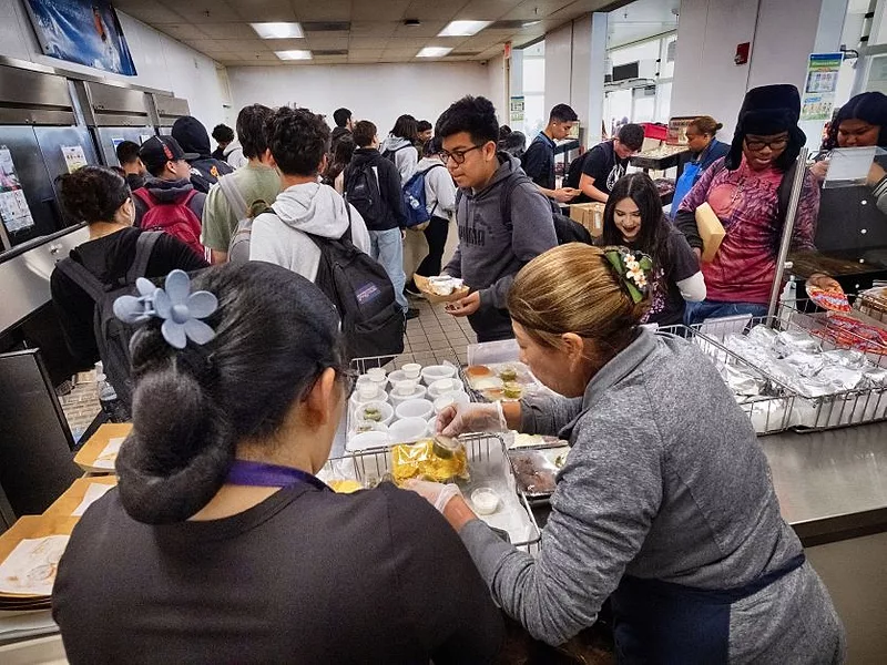 school-lunch-Calif-AP.jpg