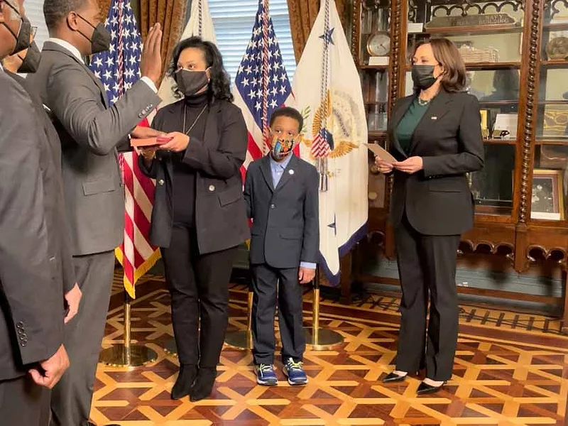 Regan-oath-in-office836.jpg