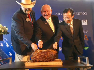 Ag Secretary Sonny Perdue cuts into Nebraska prime rib in China