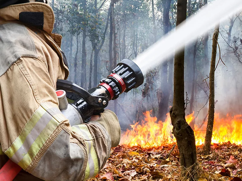 Wildfire_naturaldisaster_firefighter2