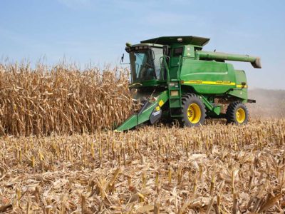 Corn_harvest_tractor_JohnDeere