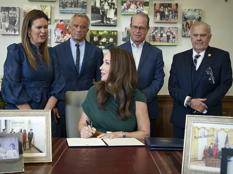 Rollins_waiver_signing.jpg